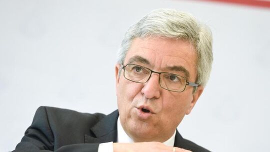 Roger Lewentz gestikuliert