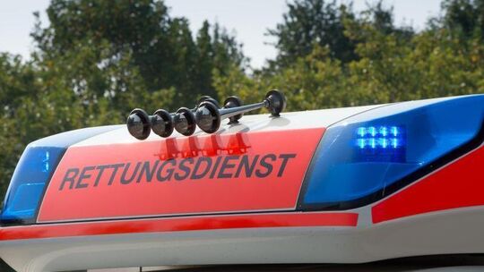 Blaulicht an einem Fahrzeug des Rettungsdienstes