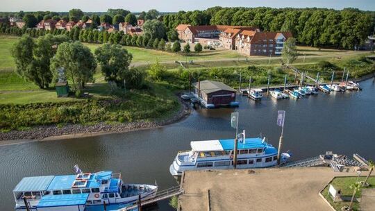 Ausflugsdampfer und Motorboote auf der Elbe