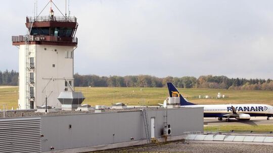 Ein Flugzeug auf dem Flughafen Hahn