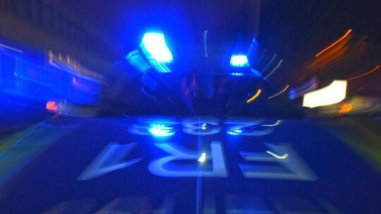 Ein Polizeifahrzeug mit Blaulicht