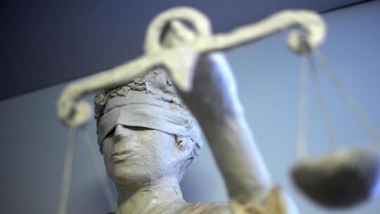 Eine Statue der Justizia