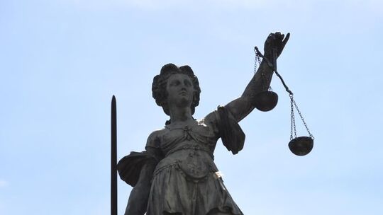 Eine Bronzestatue der Justitia