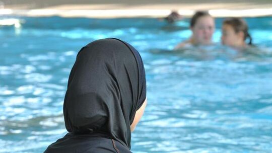Schülerin in Burkini