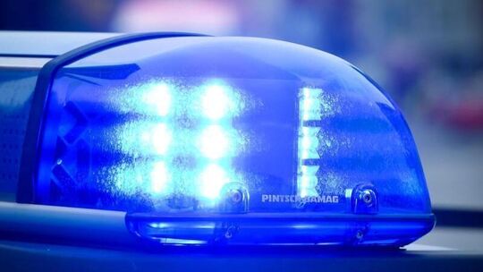 Blaulicht an einem Polizeiauto leuchtet