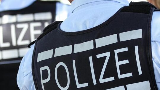 Polizisten mit Polizei-Westen