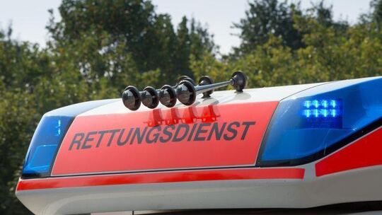Blaulicht an einem Fahrzeug des Rettungsdienstes