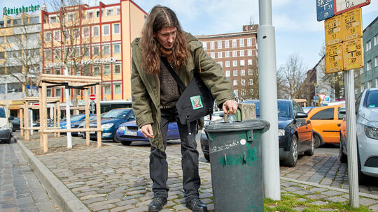 Griff in den Mülleimer für ein paar Cent: Pfandflaschen sammeln, weil ...