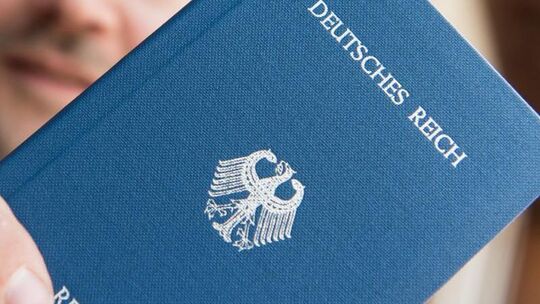 Heft mit dem Aufdruck «Deutsches Reich Reisepass»