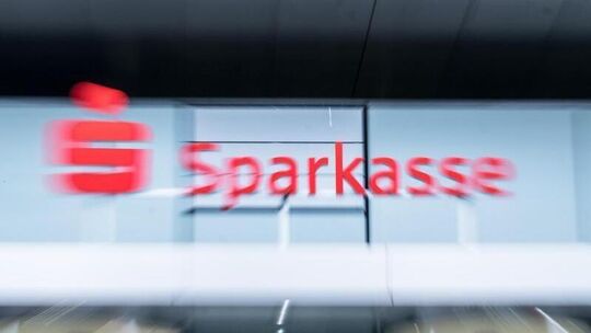 Logo der Sparkasse an Hauswand