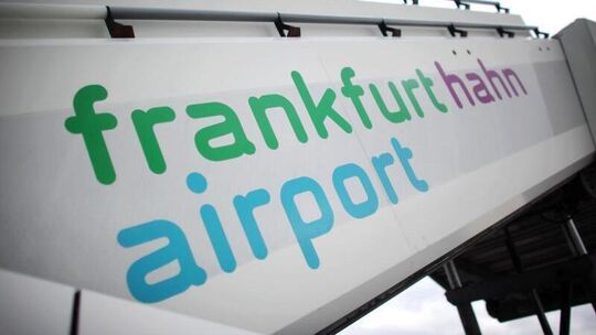 Flugzeugtreppe auf dem Flughafen Frankfurt-Hahn