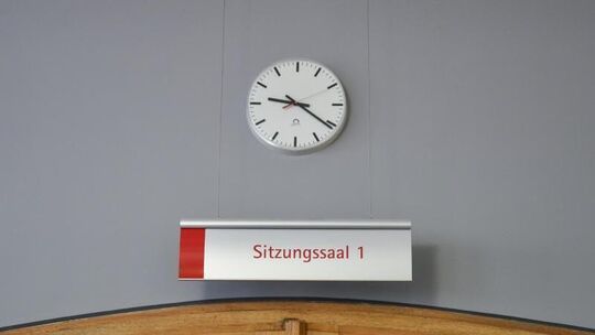 Eine Uhr über dem Eingang zum Sitzungssaal 1