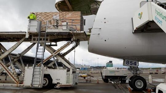Frachtflugzeug wird beladen