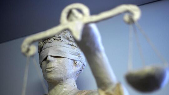 Die Statue Justizia