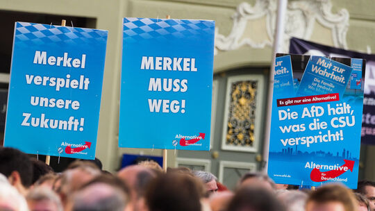 Die AfD verteilt Pfefferspray bei Wahlkampfauftritt (Symbolbild). (dpa)