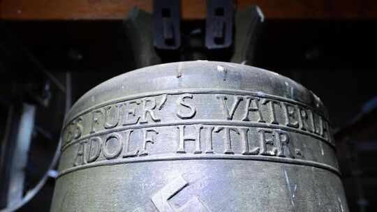 Bronzeglocke mit Hakenkreuz