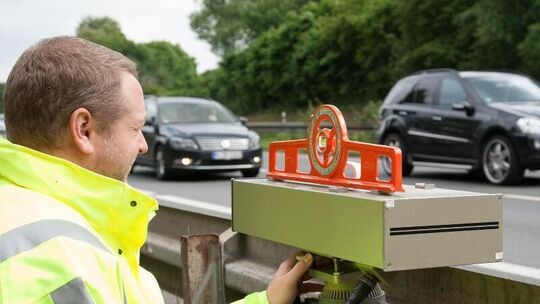 Polizist mit Blitzer