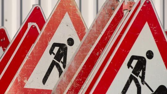 Verkehrsschilder stehen hintereinander Verkehrsschilder stehen hintereinander