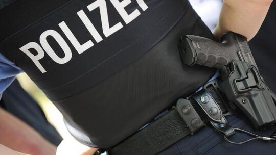 Ein Polizist mit Dienstwaffe