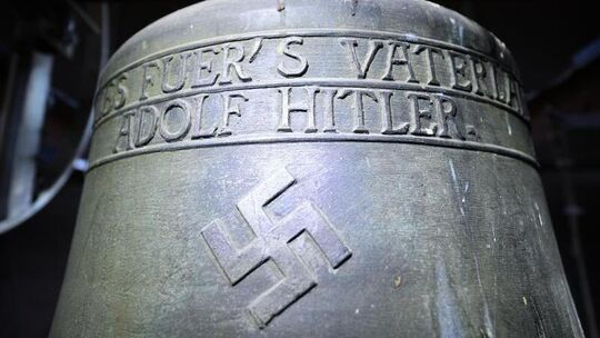 Bronzeglocke mit Hakenkreuz