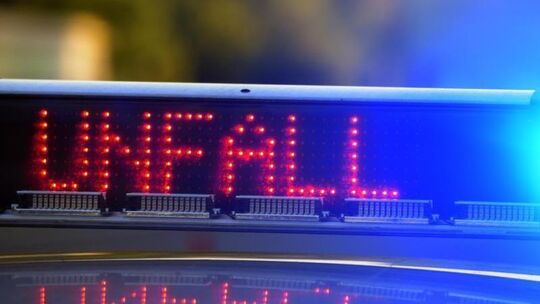 Leuchtschrift «Unfall» und Blaulicht