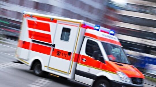 Ein Rettungswagen mit Blaulicht