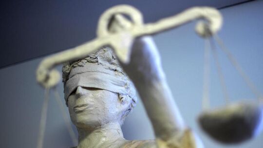 Die Statue Justizia