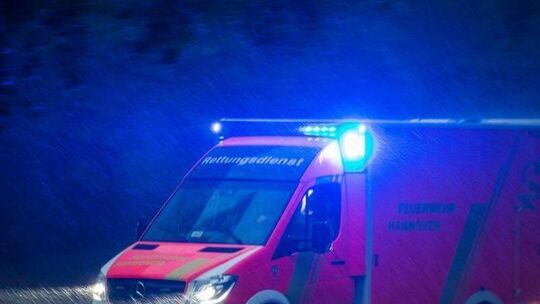 Rettungswagen fährt mit Blaulicht