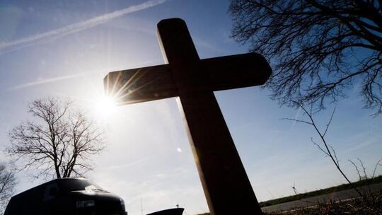 Kreuz am Straßenrand