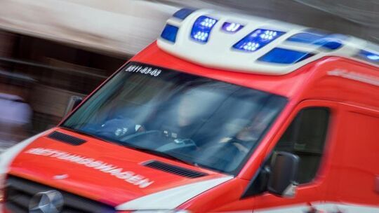 Rettungswagen fährt mit Blaulicht