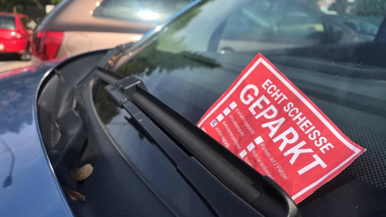 Scheisse geparkt: Wenn Bürger mit Zetteln gegen schlechte Parker kämpfen