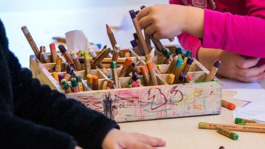 Kinder beim Malen