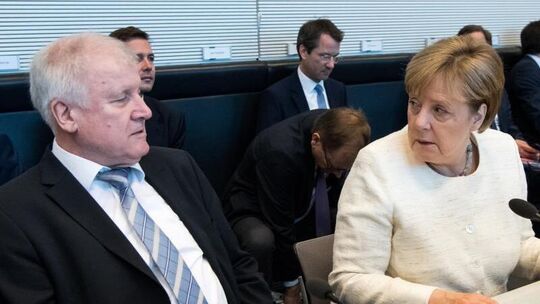 An einem Tisch
