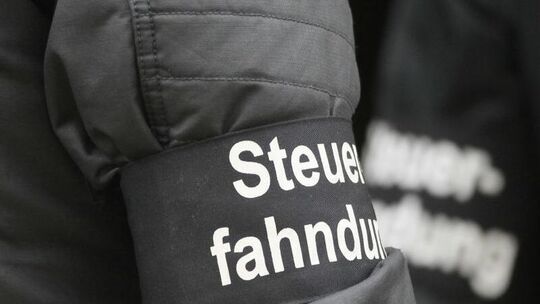 Eine Armbinde mit der Aufschrift «Steuerfahndung»