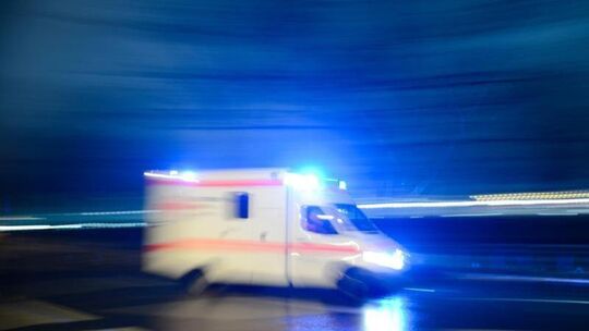 Ein Krankenwagen mit Blaulicht