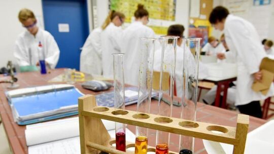 Zehntklässler im Chemieunterricht