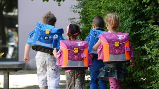 Schulkinder auf dem Heimweg