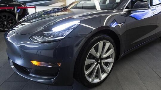 Tesla stellt Modell 3 in Europa vor