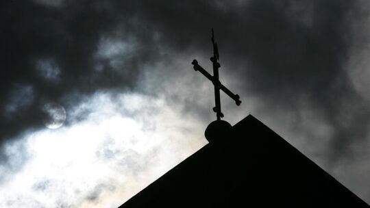 Kreuz im Gegenlicht