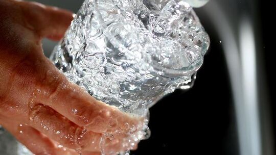 Trinkwasser läuft in ein Glas