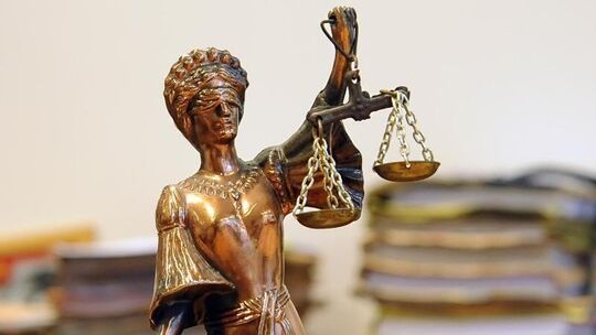Goldfarbene Justitia-Figur