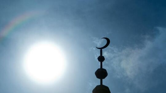 Halbmond auf einer Moschee
