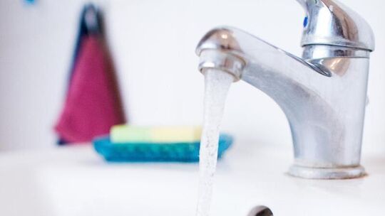 Wasser läuft aus Hahn ab