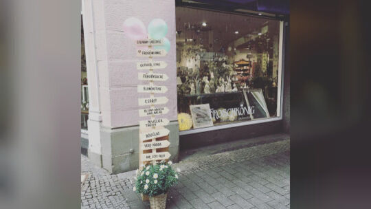 Wegweiser mit den teilnehmenden Geschäften