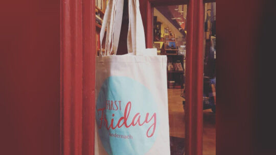 Die First Friday Taschen wurden in den Geschäften an die Kunden verteilt