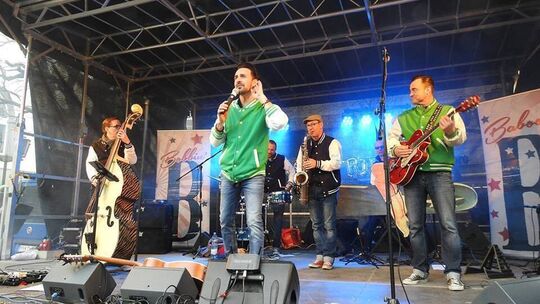 Die Band "The Wild Bobbin Baboons" spielte auf dem Markt eine flotte Show