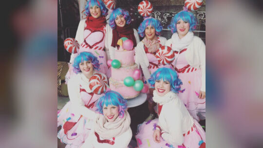 Die Candygirls verteilten die leckere Torte an die vielen Besucher