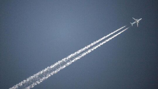 Flugzeug zieht Kondensstreifen