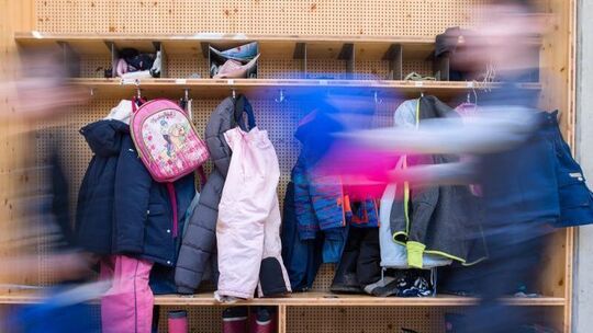 Zwei Kinder spielen in einer Kindertagesstätte