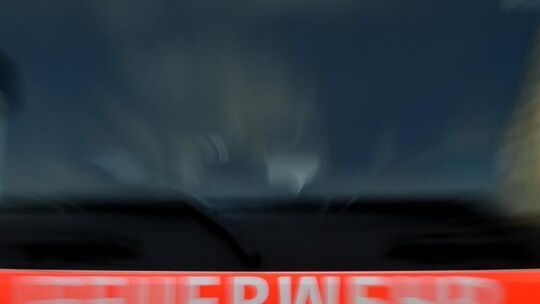 Der Schriftzug «Feuerwehr» steht auf einem Fahrzeug